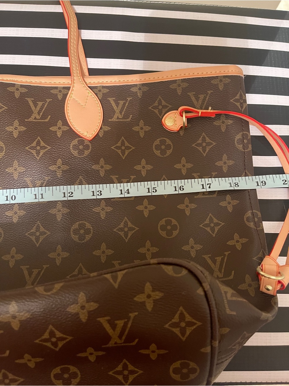 FAUX Louis Vuitton Monogram Neverfull Tote with Pouch - Picture 2 of 11